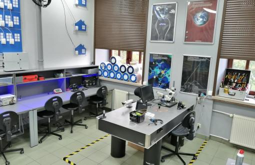 Wnętrze laboratorium technik światłowodowych