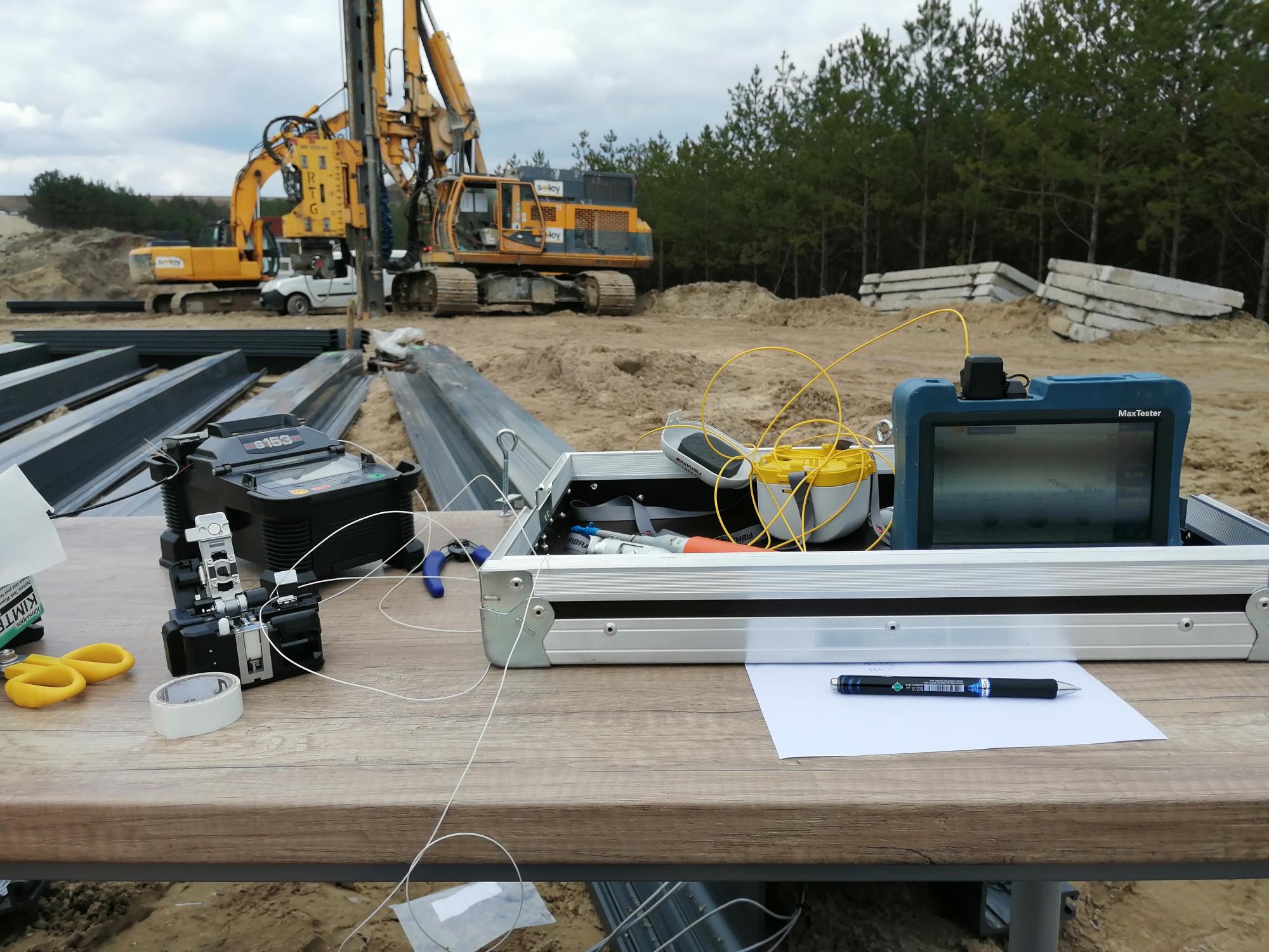 Testy terenowe światłowodowego systemu monitorowania strukturalnego ścian oporowych