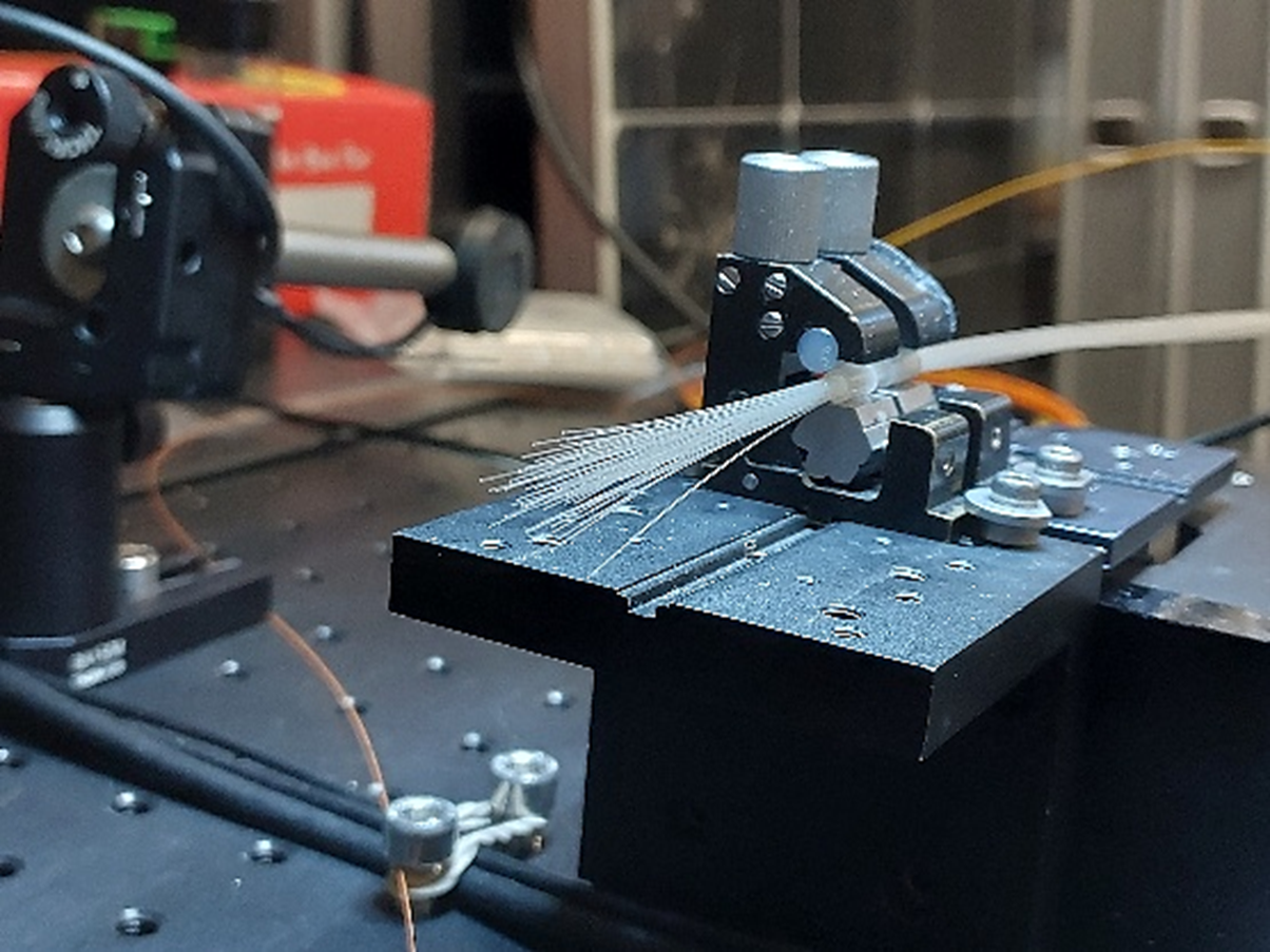 Wiązka światłowodów sferycznych w trakcie produkcji