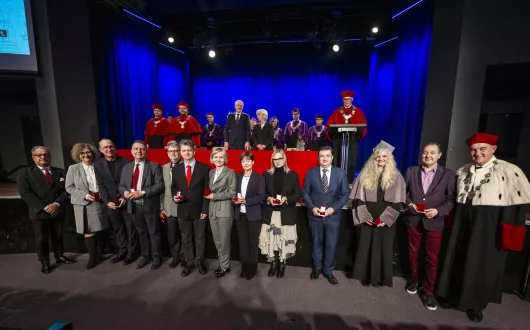 Wręczenie odznaczeń, zdjęcie pokazujące grupę pracowników z rektorem