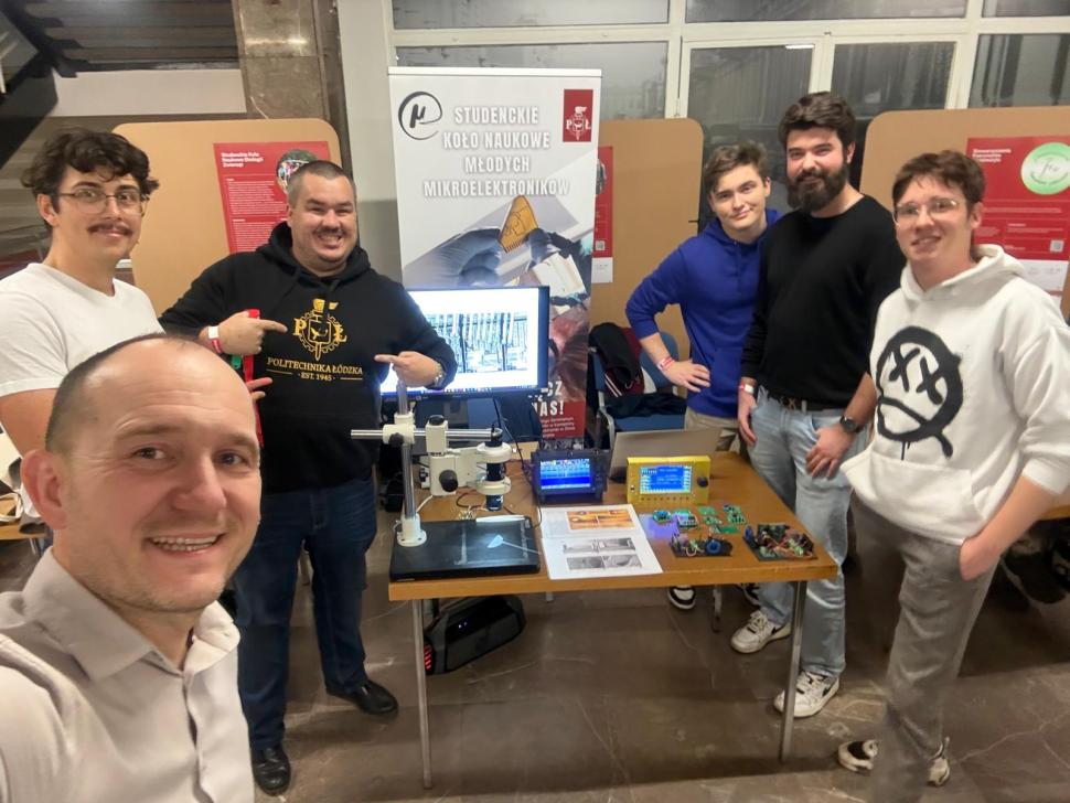 Grupa przedstawicieli Studenckiego Koła Młodych Mikroelektroników